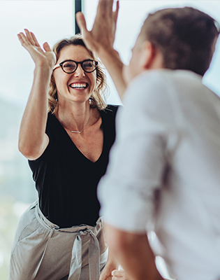 Mulher e homem comemoram feliz no escritório da empresa