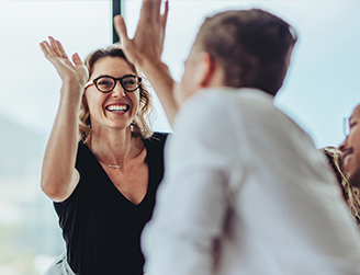 Mulher e homem comemoram feliz no escritório da empresa