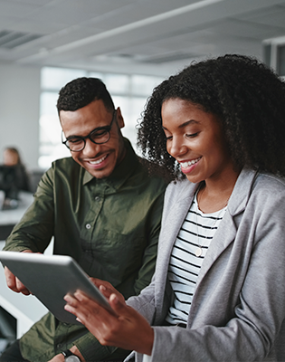 Homem e mulher usam tablet na empresa