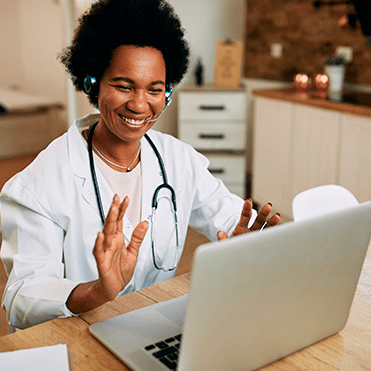 Médica realiza consulta online com paciente
