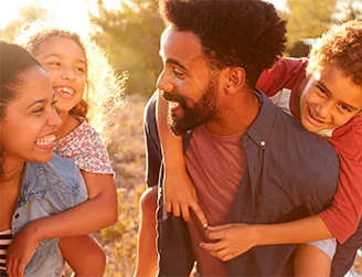 Plano de saúde Individuais para todas as idades, imagem mostra família feliz e segura.