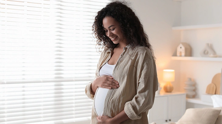 Mulher grávida olhando a barriga
