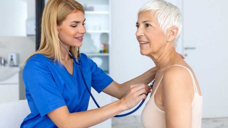 Médica ouvindo os batimentos cardíacos da paciente