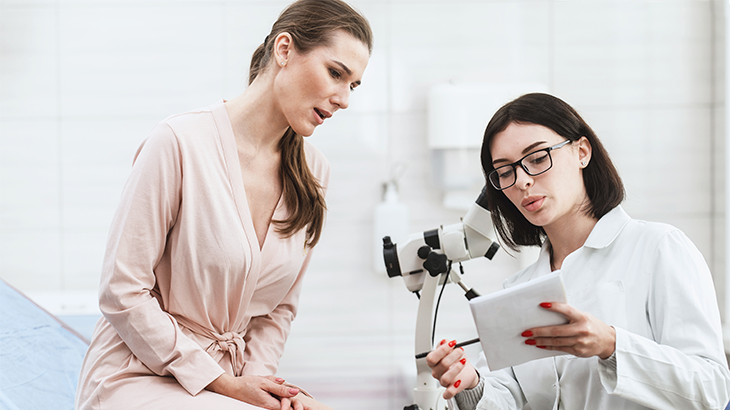 Mulher olhando para teste na mão de médica