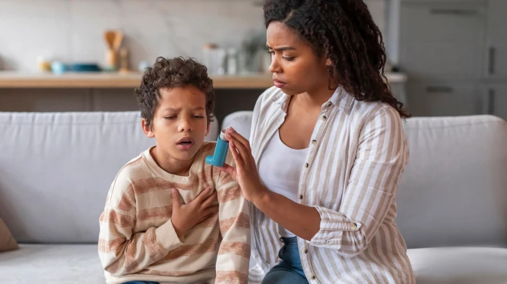 Mãe aplicando a bombinha para o filho respirar melhor