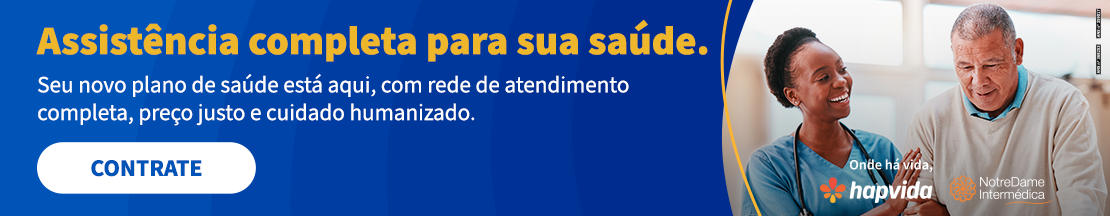 Idoso ao lado da enfermeira, que está sorrindo