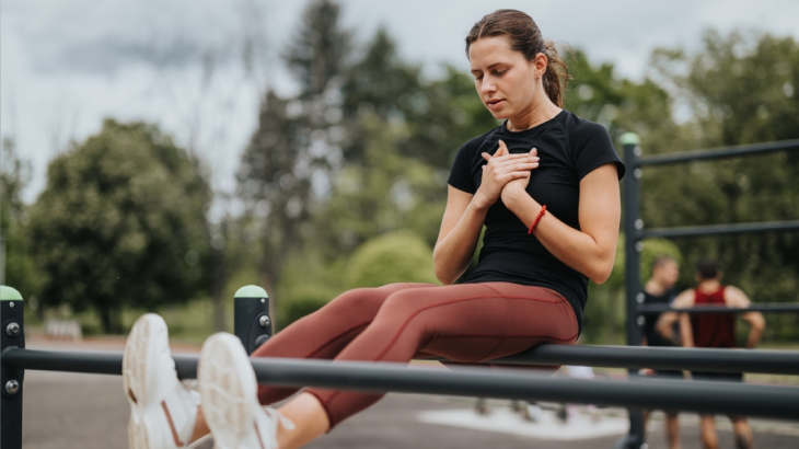 Mulher fazendo exercício físico