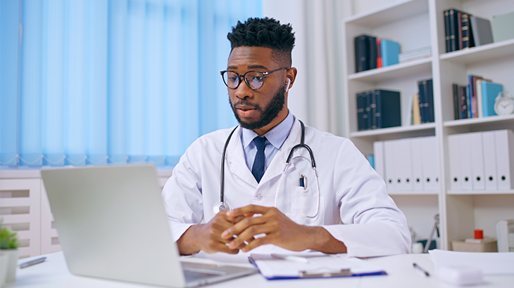 Médico olhando para o computador 