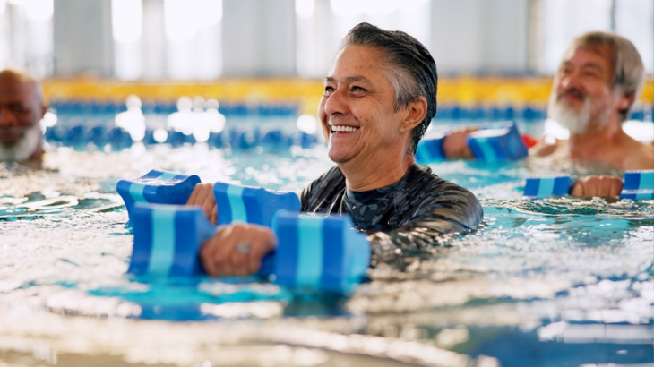 Homem na piscina fazendo hidroginástica