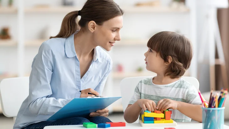 Mãe e filho brincando juntos