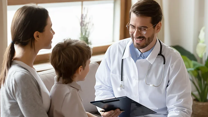 Pediatra conversando com a mãe e a criança