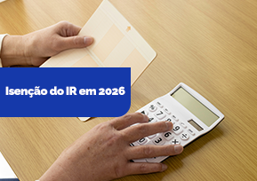 Pessoa usando uma calculadora enquanto analisa um cartão, representando planejamento e controle financeiro.