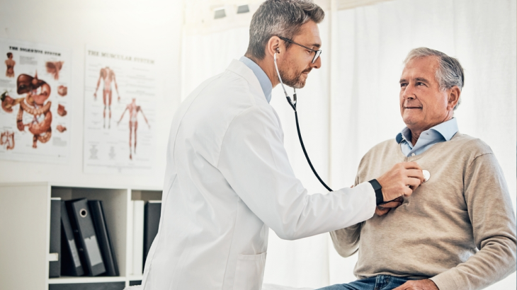 Médico ouvindo coração do paciente