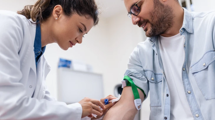 Enfermeira fazendo exame de sangue no paciente