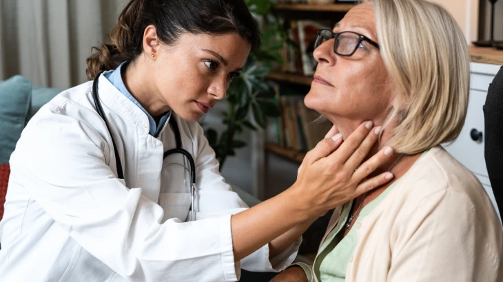 Médica examinando o pescoço da paciente