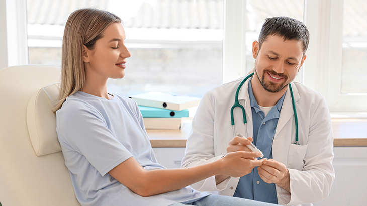 Mulher na maca junto com o médico fazendo o teste da diabetes