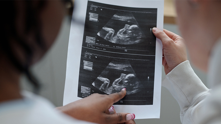 Médica e paciente olhando ultrassom