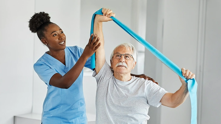 Médica fazendo exercício com paciente