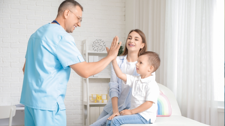Médico com a criança e a família