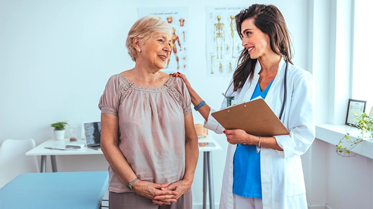Idosa conversando com a médica