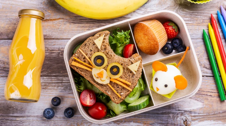 Suco e alimentos em uma bandeja
