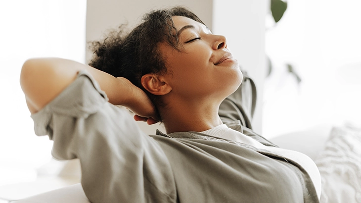 Familia se abraçando feliz no leito de um hospital.