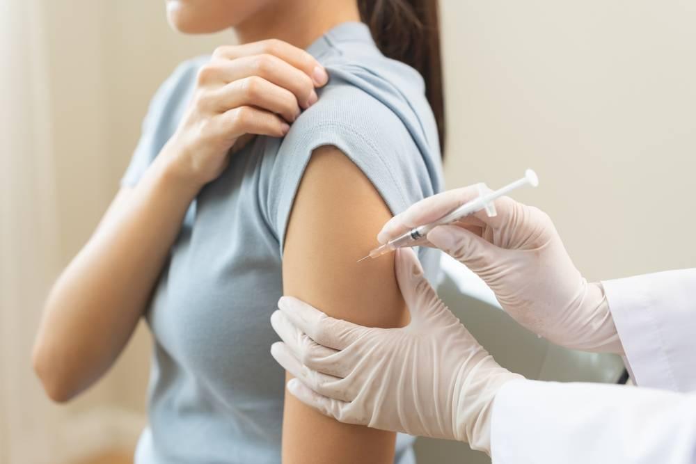Profissional aplicando vacina no braço de uma paciente, simbolizando medicina preventiva em planos de saúde e ações para melhorar a qualidade de vida.