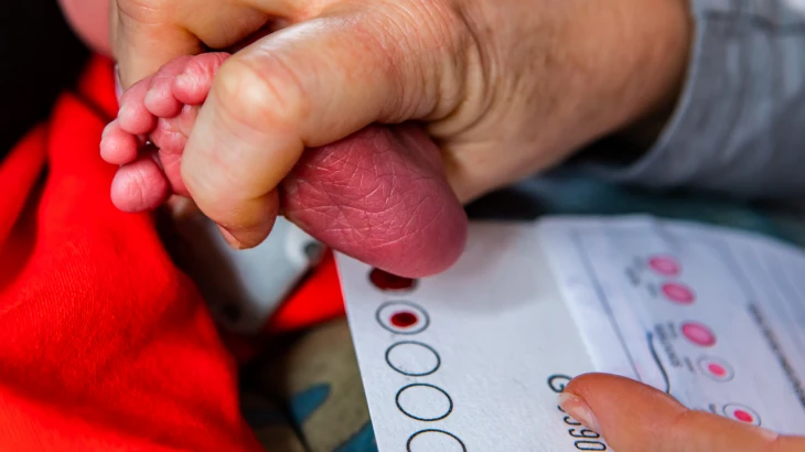 Bebê fazendo o teste do pezinho