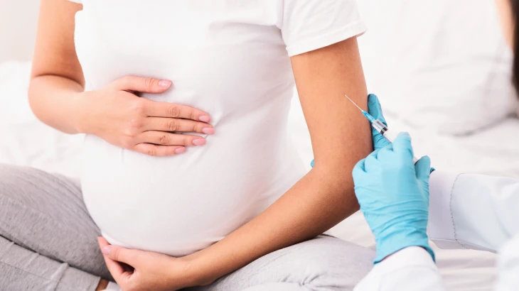 Mulher com a mão na barriga
