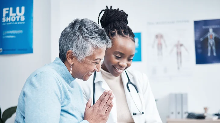 Médica explicando a paciente sobre os benefícios de um plano de saúde com rede própria