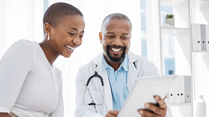 Paciente conversando com médico em atendimento clínico