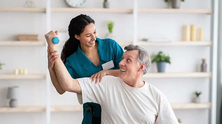 Homem levantando peso na mão em sessão de fisioterapia 