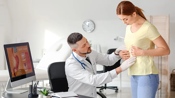 Médico examinando região abdominal de paciente