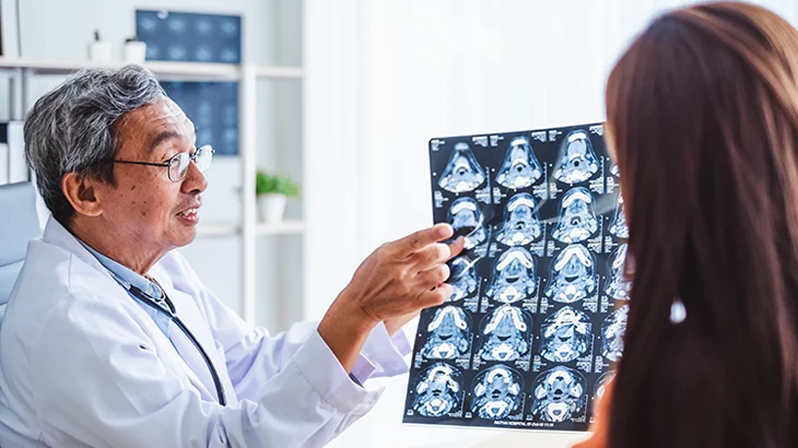 Médico mostrando resultado de exame de raio-x à paciente.