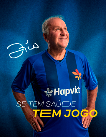 Jogador Zico sorrindo com camisa azul da Hapvida.