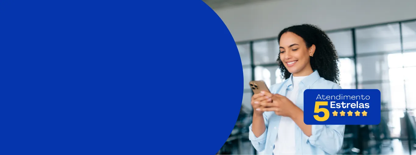 Mulher sorridente usando o celular em ambiente corporativo, com selo “Atendimento 5 Estrelas” da Hapvida ao lado direito.