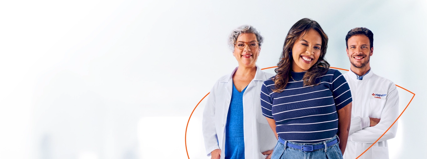 Três pessoas sorrindo, representando o modelo de saúde integrado da Hapvida: uma médica, uma paciente e um médico, lado a lado.