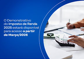 Mulheres analisam finanças com calculadora e laptop