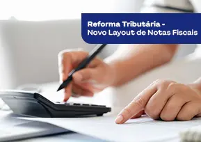 mão segurando uma caneta e calculadora