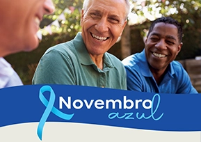 3 homens idosos sorrindo.