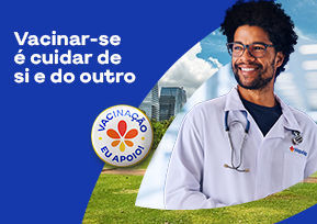 Mulher sorrindo enquanto utiliza o celular.