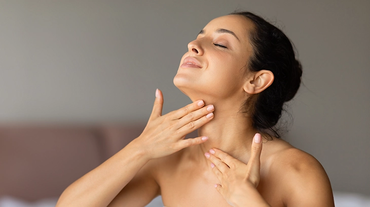Familia se abraçando feliz no leito de um hospital.
