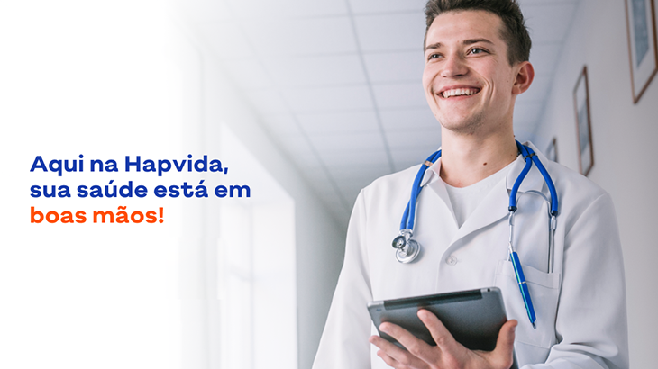 Doutor olhando para frente e sorrindo.