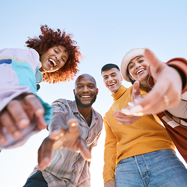 Grupo de pessoas reunidas felizes