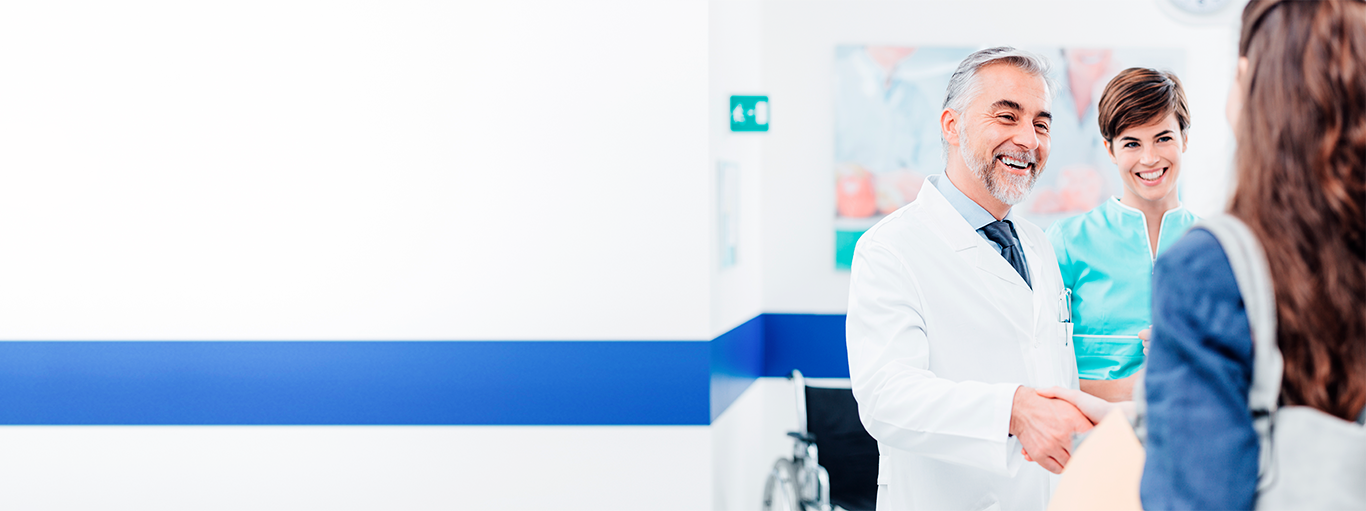 Médico e enfermeira recepcionam paciente em clínica