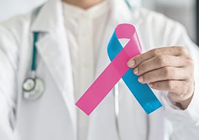 Médico segura fita de representação da conscientização contra o câncer para homens e mulheres