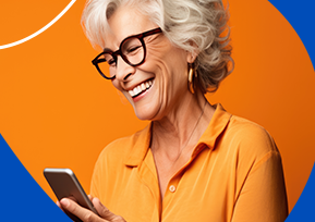 Mulher usa computador e faz anotações em caderno