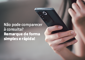 Mão segurando celular